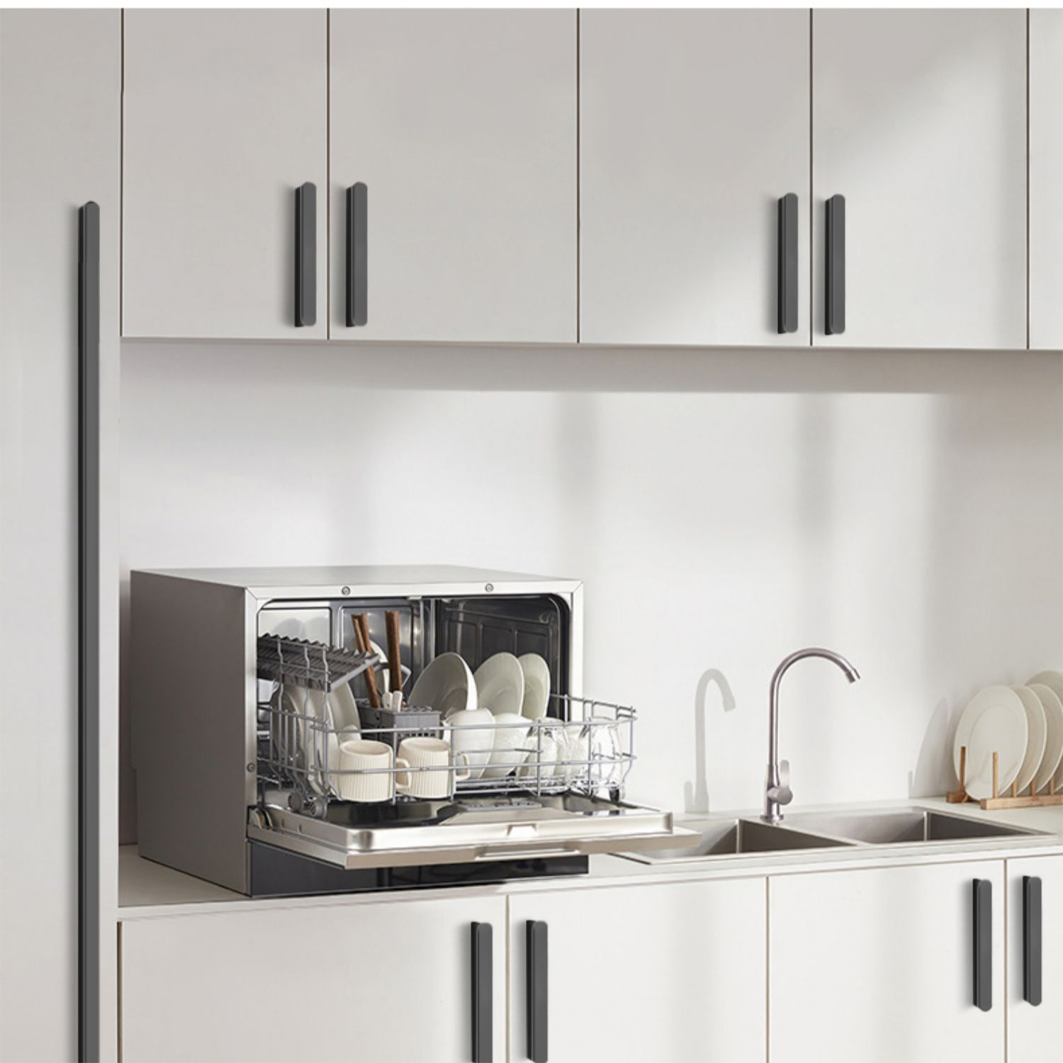 Moderner schwarzer Aluminiumgriff mit farbigen Akzenten – Schrank- & Schubladengriff