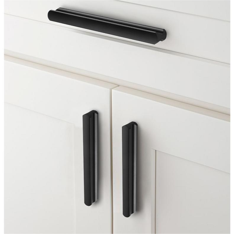 Moderner schwarzer Aluminiumgriff mit farbigen Akzenten – Schrank- & Schubladengriff