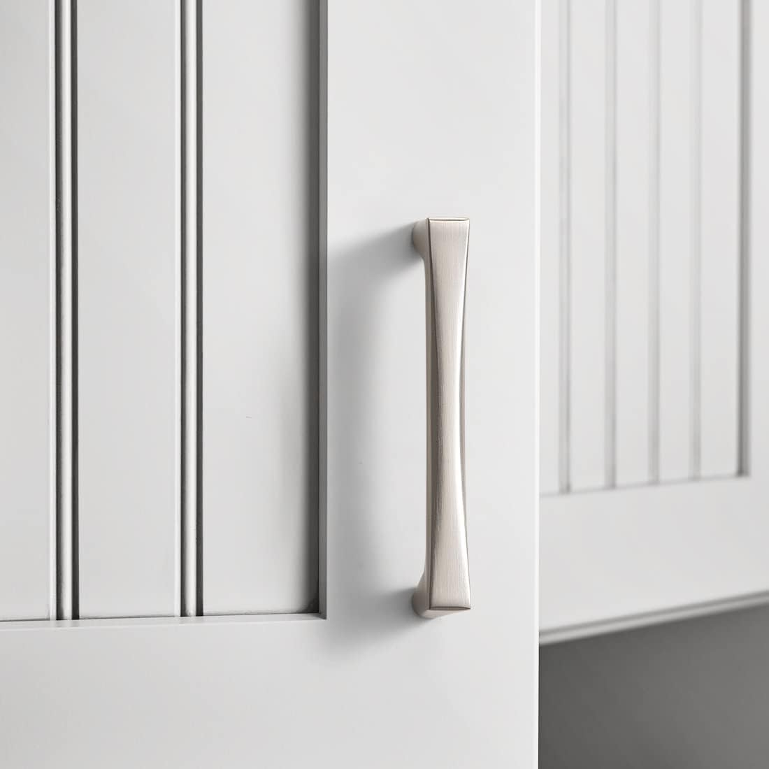 Silberne Küchengriffe für Schränke & Schubladen