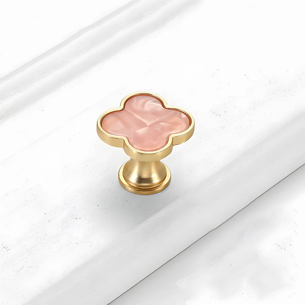 Rosa Blumenform Kinderzimmer Schrank Knöpfe