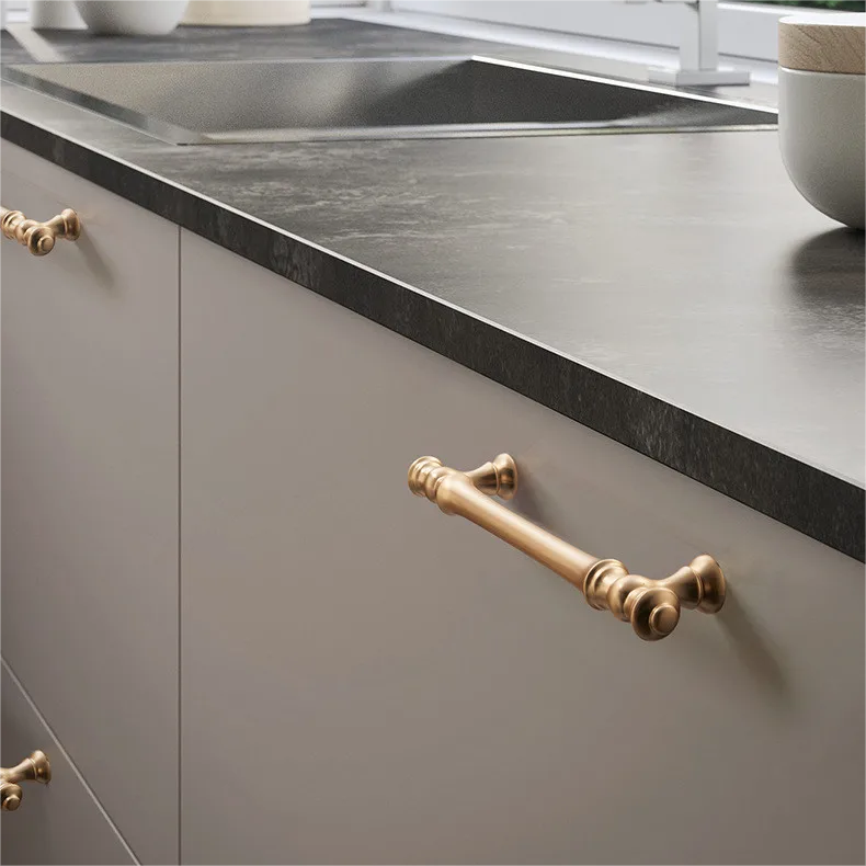 Goldene Aluminium-Bargriffe für Schranktüren & Schubladen in der Küche