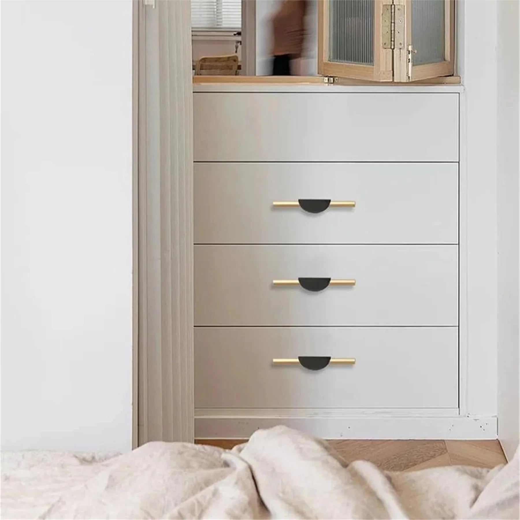 Gold & Schwarz Satin Finish Semicircle Shape Drawer Cupboard Griff