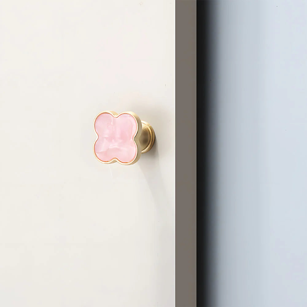 Rosa Blumenform Kinderzimmer Schrank Knöpfe